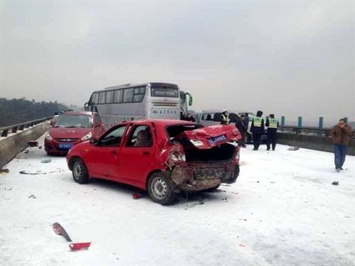 湖南長(zhǎng)沙最新車禍?zhǔn)录疃确治雠c反思